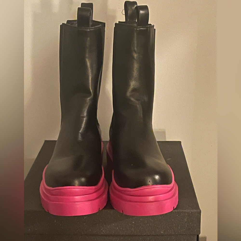 AZALEA WANG GHOSTED FLATFORM CHELSEA BOOT IN PINK